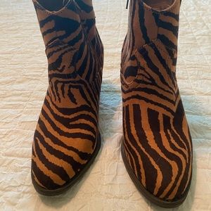 Animal print boots🐯
